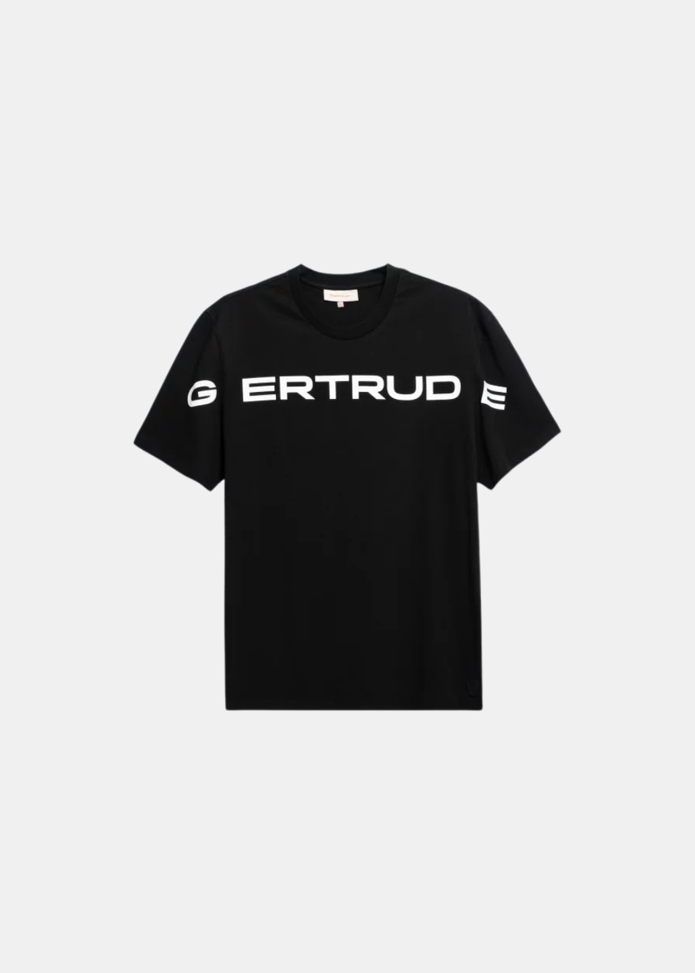 T-shirt Homme Gertrude Leonce noir en coton avec grand marquage blanc sur le buste et les manches.