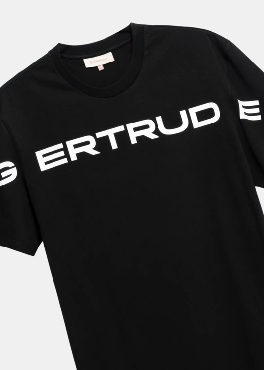 Zoom sur l'imprimé blanc Gertrude et le col rond d'un t-shirt noir en coton de face.