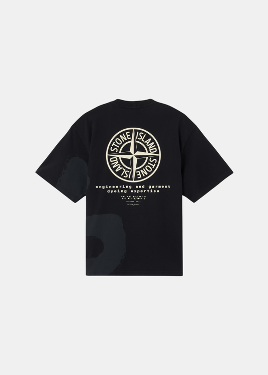 Packshot de dos d'un t-shirt noir Stone Island arborant un grand imprimé boussole blanc avec inscriptions techniques.