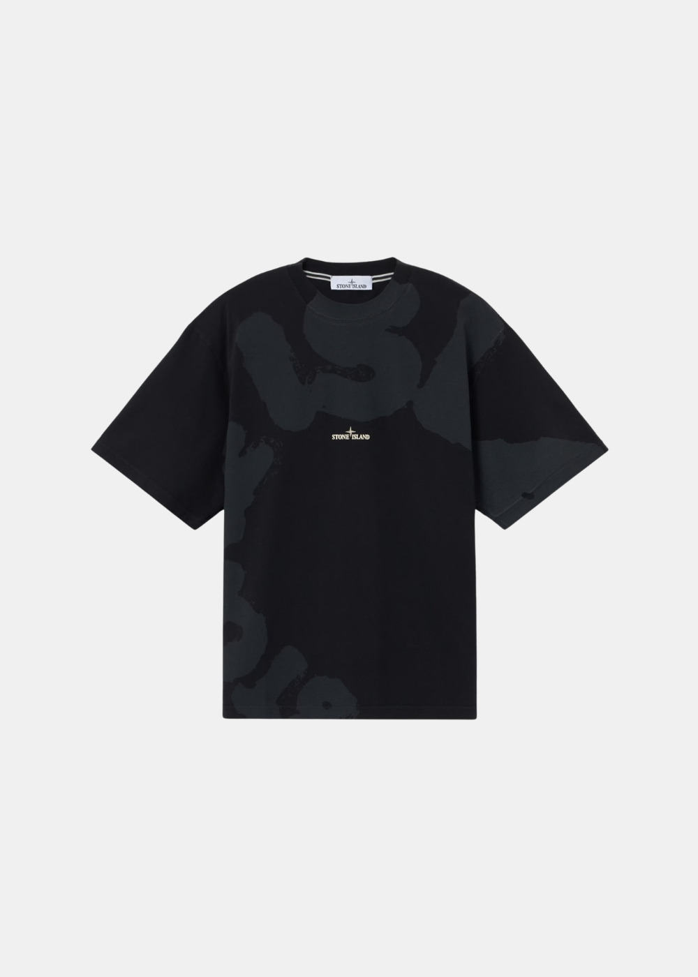 Packshot de face d'un t-shirt noir Stone Island avec motifs camouflage whirlwind gris foncé et mini logo blanc au centre.