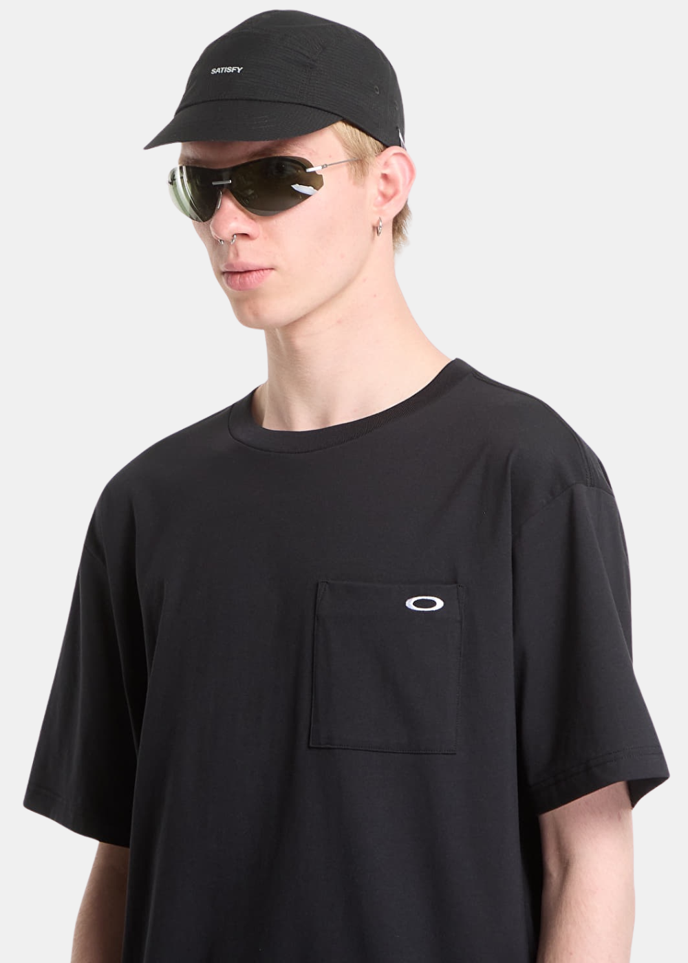 Gros plan porté du t-shirt Oakley O-Tech Cold Cotton 2.0 noir montrant la poche poitrine et le logo O