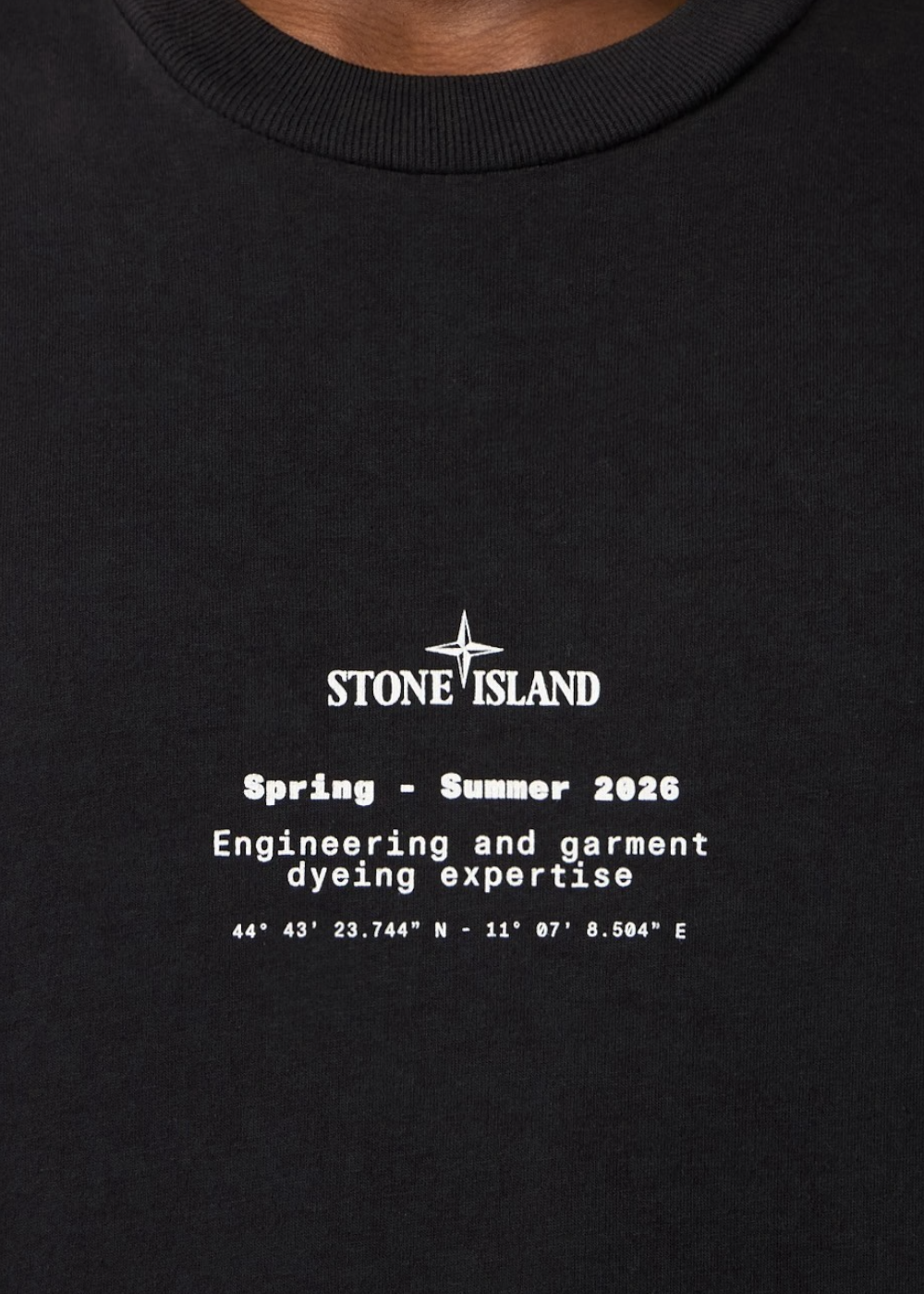 Grand motif sur le logo et inscription « Stone Island » sur la poitrine du T-shirt noir.