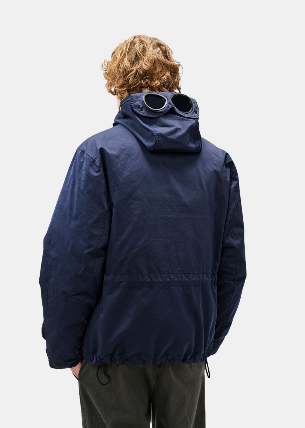 Vue de dos du mannequin montrant la capuche Goggle relevée de la veste C.P. Company Mille.