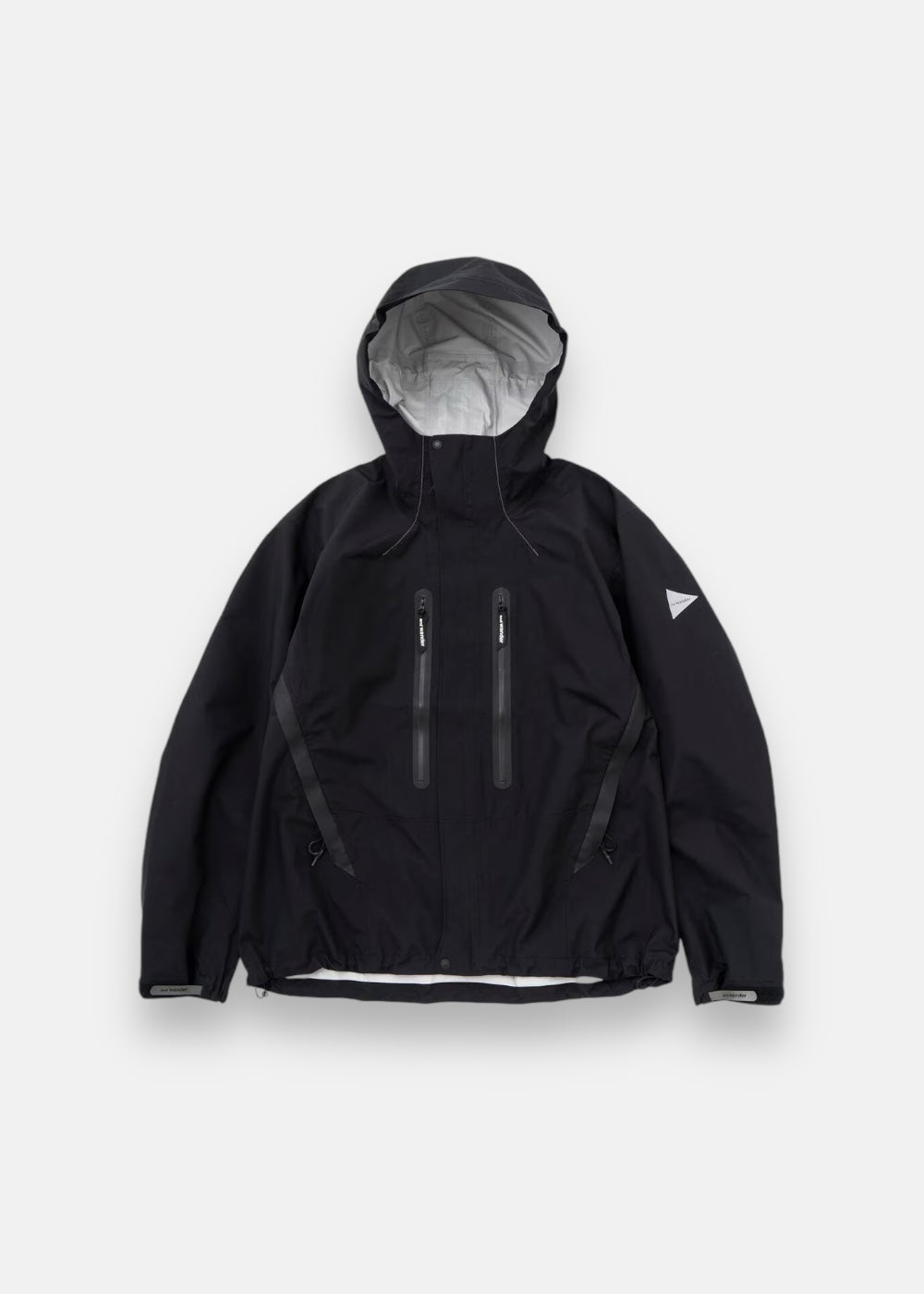 Veste de pluie And Wander Hiker Rain 2.5L noire, imperméable et ultra-respirante, avec coutures étanches et logos réfléchissants.