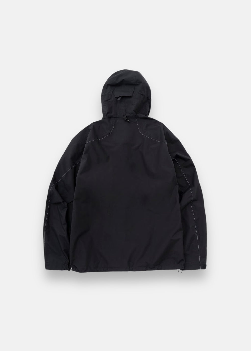 Vue arrière de la veste And Wander Hiker Rain 2.5L noire, montrant la capuche ajustable et les détails réfléchissants.