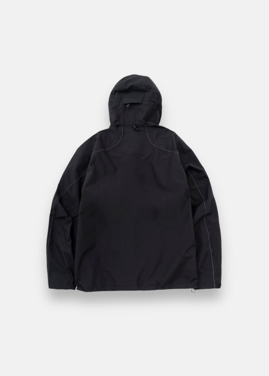 Vue arrière de la veste And Wander Hiker Rain 2.5L noire, montrant la capuche ajustable et les détails réfléchissants.