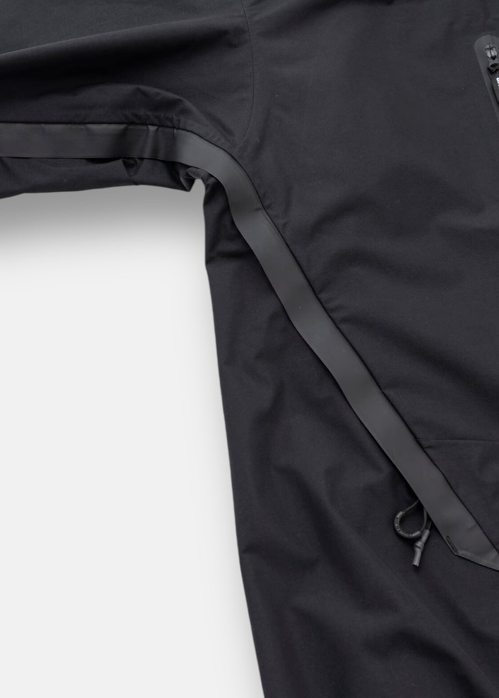 Zoom sur la texture du tissu technique 2.5 couches, montrant la finesse et la robustesse du Pertex.