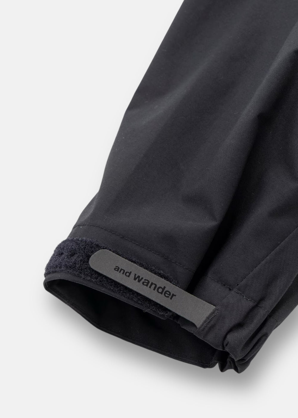 Détail de la patte de serrage velcro au poignet pour une protection optimale contre la pluie.