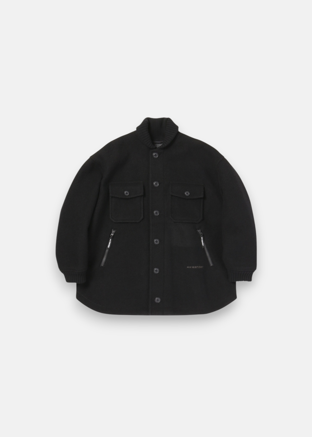 Veste And Wander homme en laine shaggy noire, style surchemise, quatre poches plaquées, col montant côtelé.