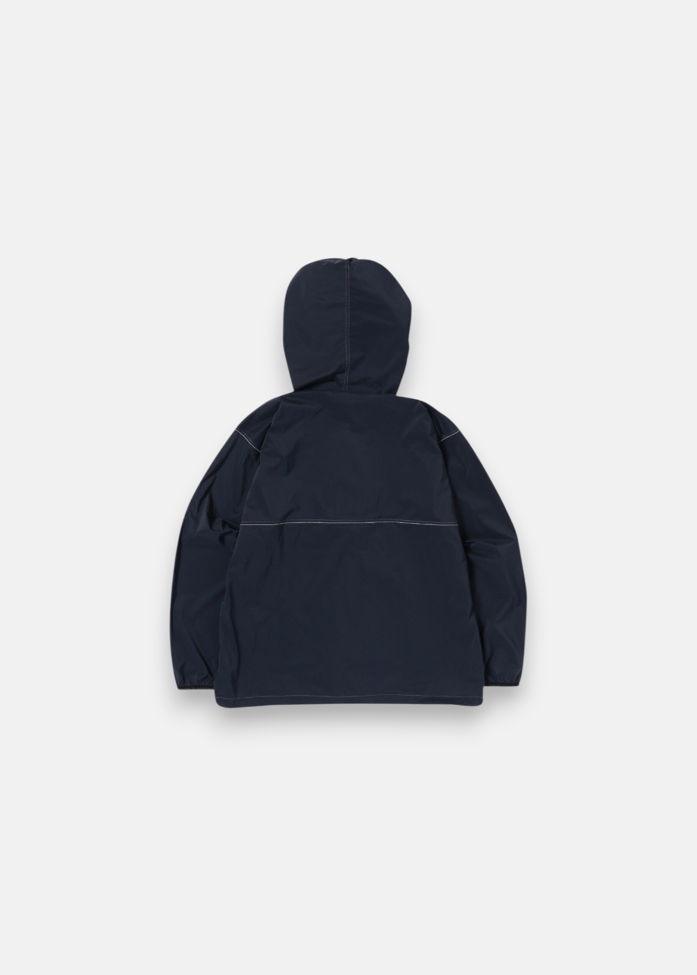 Vue de dos de la veste And Wander Pertex® bleu marine, montrant la capuche et le tissu déperlant.