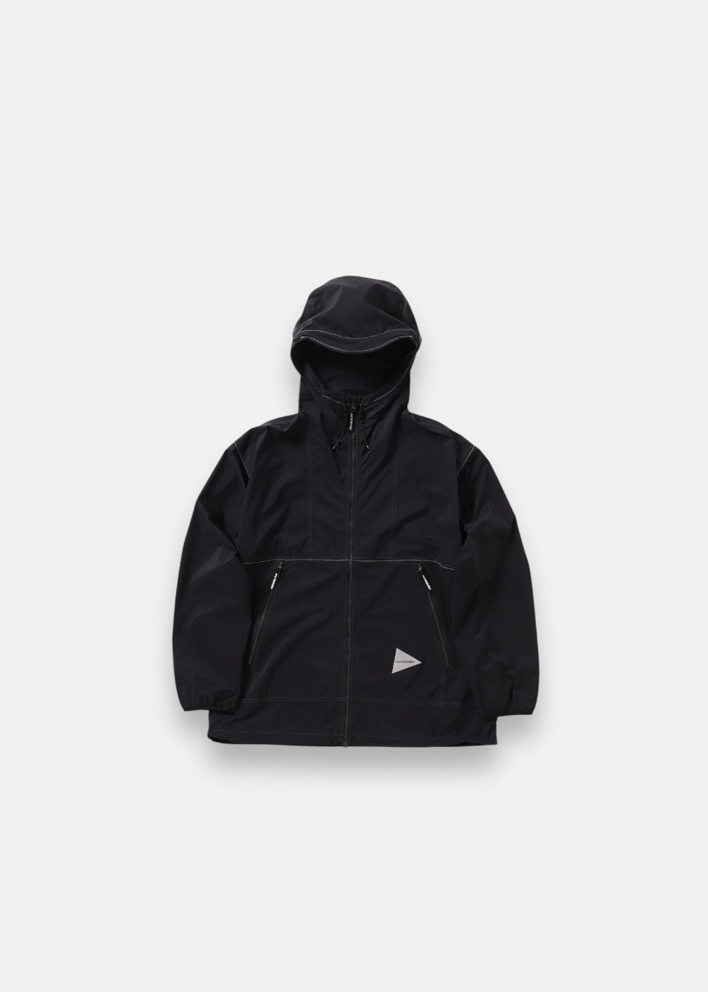 Veste à capuche And Wander Pertex® noire, coupe-vent, déperlante et respirante, idéale pour le sport et le voyage.