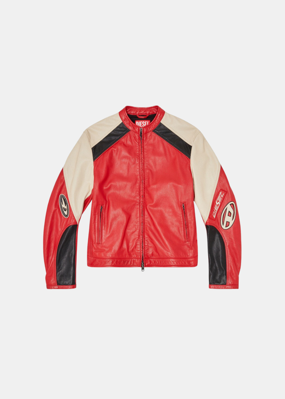 Packshot de face sur fond gris d'une veste de motard Diesel en cuir rouge, noir et blanc cassé, dotée d'un col mao, de poches zippées latérales et d'écussons logo ovales sur les manches