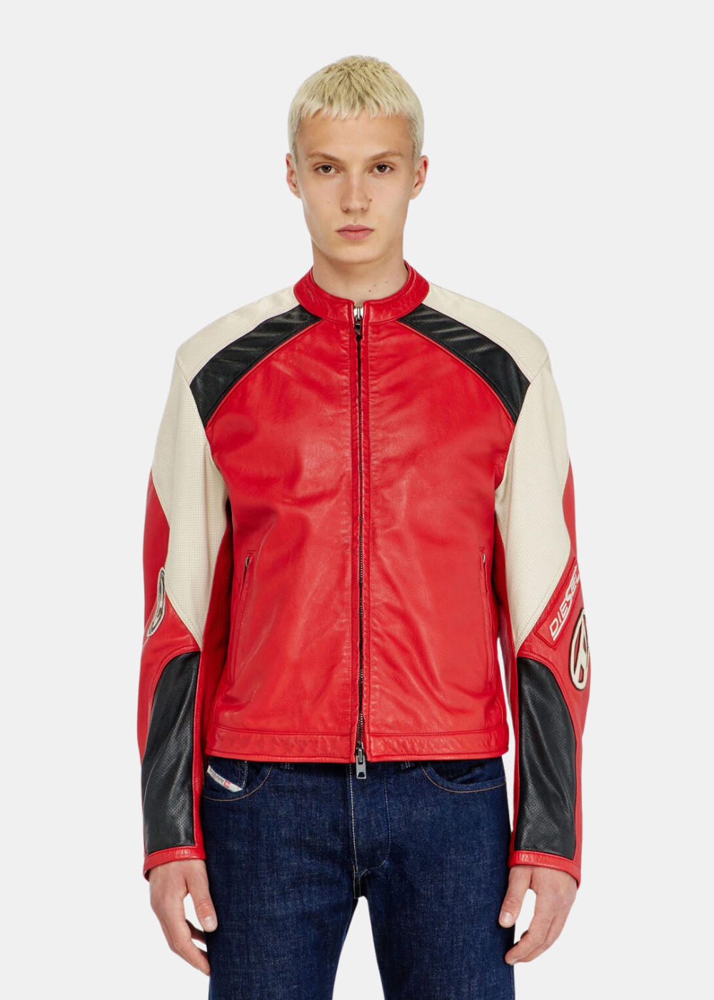 Veste biker en cuir bicolore Diesel portée fermée par un mannequin de face, mettant en valeur sa coupe ajustée ajustée à la taille, son double zip métallique et sa structure géométrique sportive