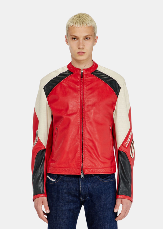 Veste biker en cuir bicolore Diesel portée fermée par un mannequin de face, mettant en valeur sa coupe ajustée ajustée à la taille, son double zip métallique et sa structure géométrique sportive