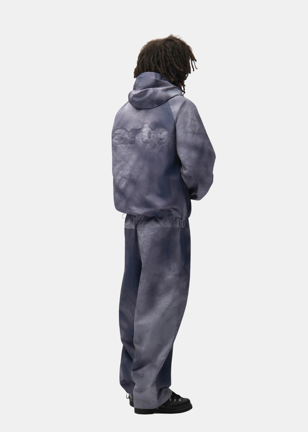 Vue d'ensemble de dos montrant l'ensemble de survêtement bleu gris tie-dye Arte porté avec capuche.