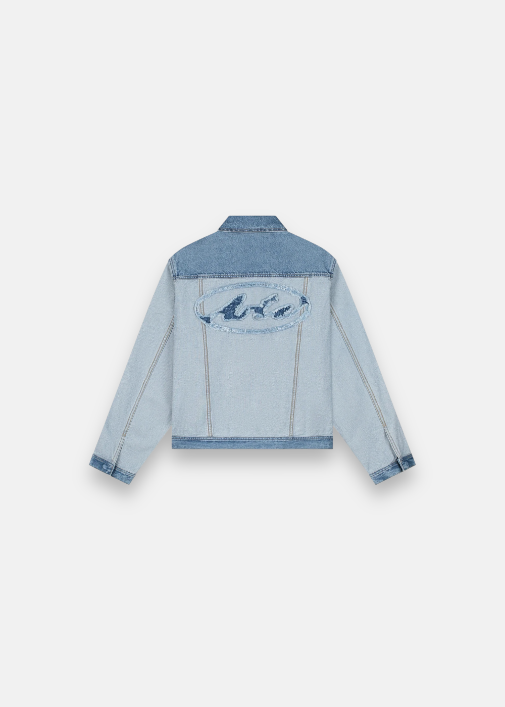 Veste en denim bleu clair Arte Antwerp à construction inversée avec coutures apparentes, vue de face.