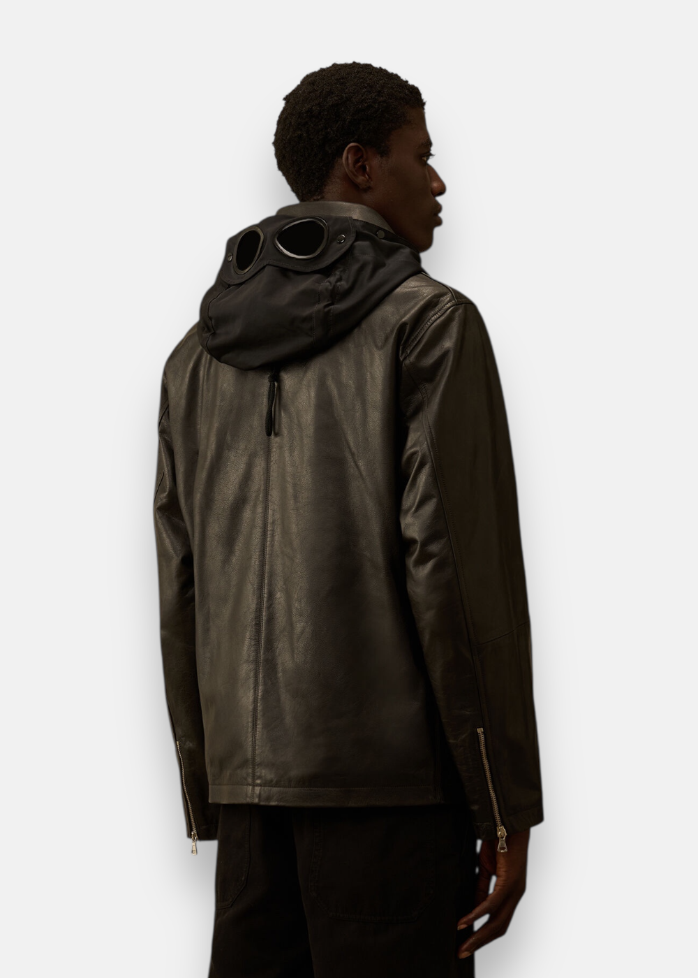 veste en cuir cp company avec lunette goggle de dos sur un mannequin