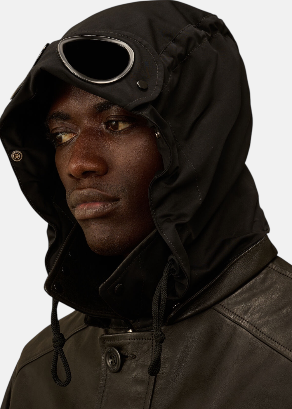 detail de la capuche mille sur la veste en cuir cp company