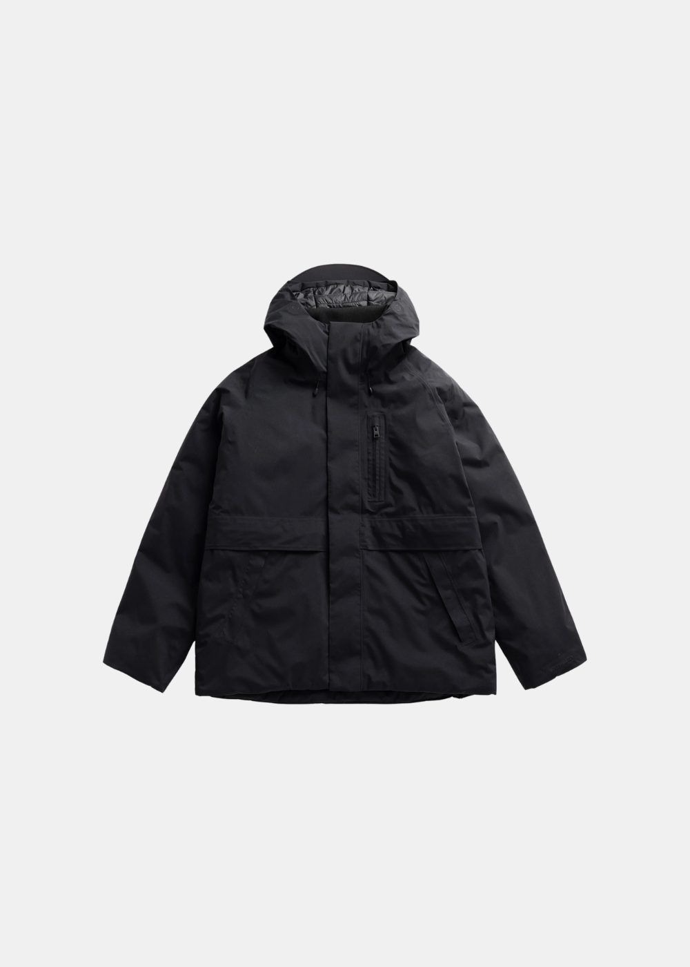 Packshot à plat de la veste homme Norse Projects Gore-Tex noire à capuche et poche poitrine zippée