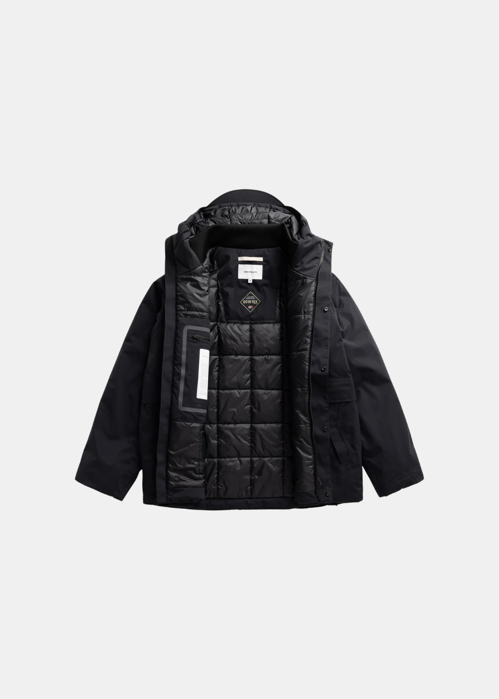 Intérieur matelassé de la veste Gore-Tex Norse Projects noire avec poche zippée et étiquettes