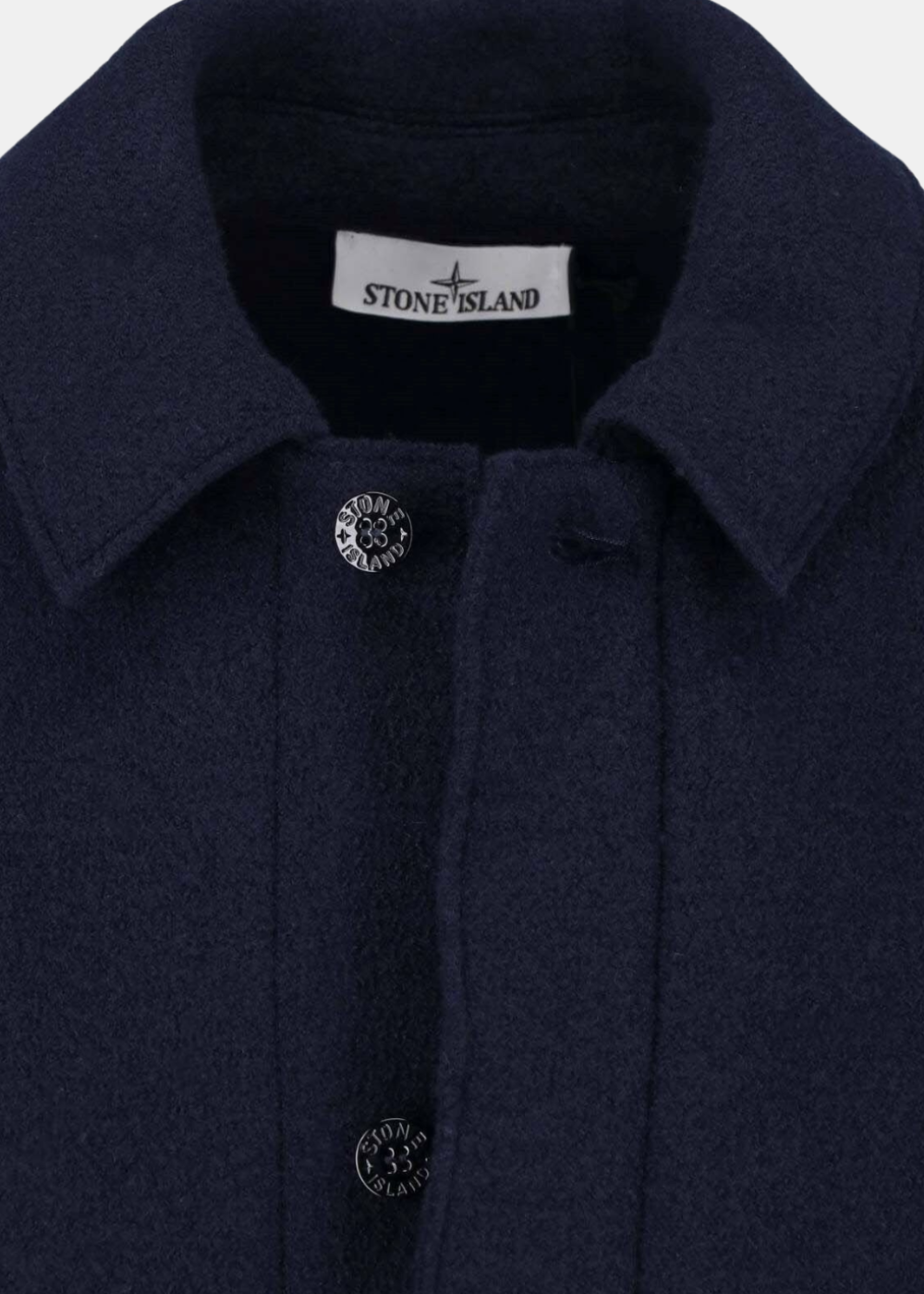 Gros plan sur le col chemise, la patte de boutonnage et les boutons gravés Stone Island de la veste Maglia Infeltrita