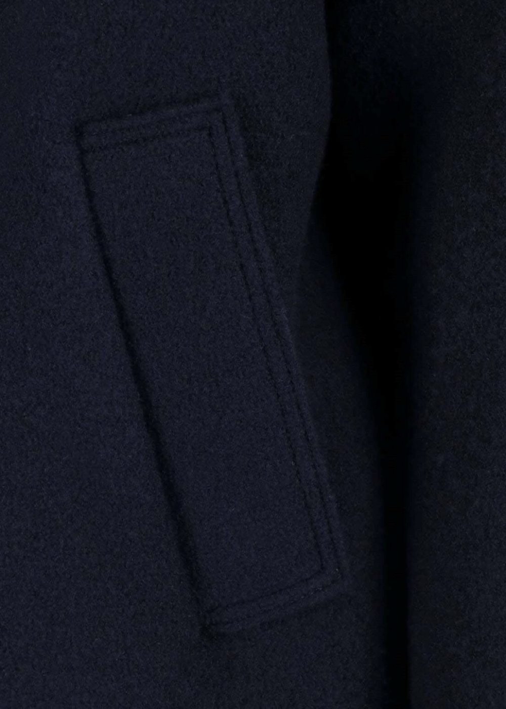 Zoom sur la finition de la poche latérale et la texture de la laine feutrée de la veste Stone Island