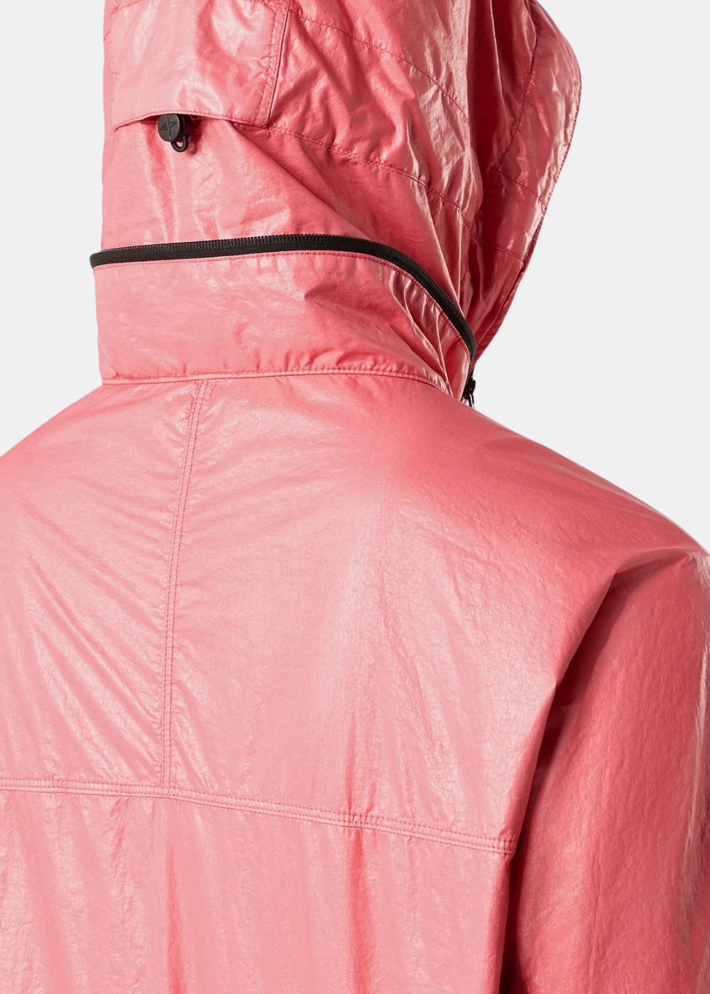 Zoom de dos sur le col et la capuche déployée d'une veste légère technique rose Stone Island 3L TC.