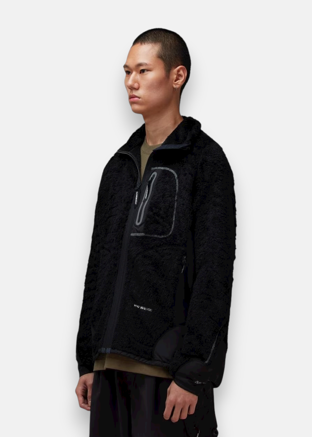 Homme portant la veste polaire High Loft And Wander noire, col montant.