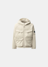 Packshot de la veste réversible beige C.P. Company à capuche avec poches plaquées et verre de lunette Lens