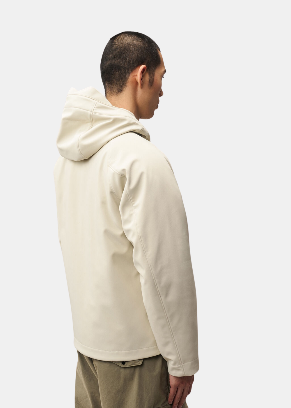 Mannequin homme vu de dos portant la veste réversible beige à capuche C.P. Company