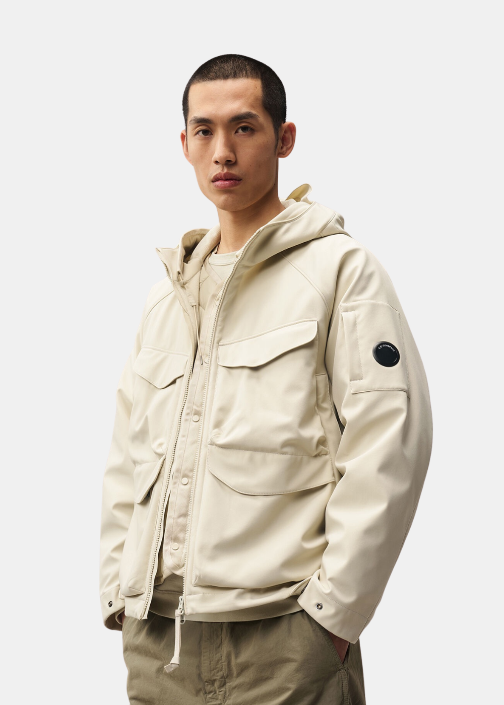 Mannequin homme de face portant la veste réversible beige C.P. Company