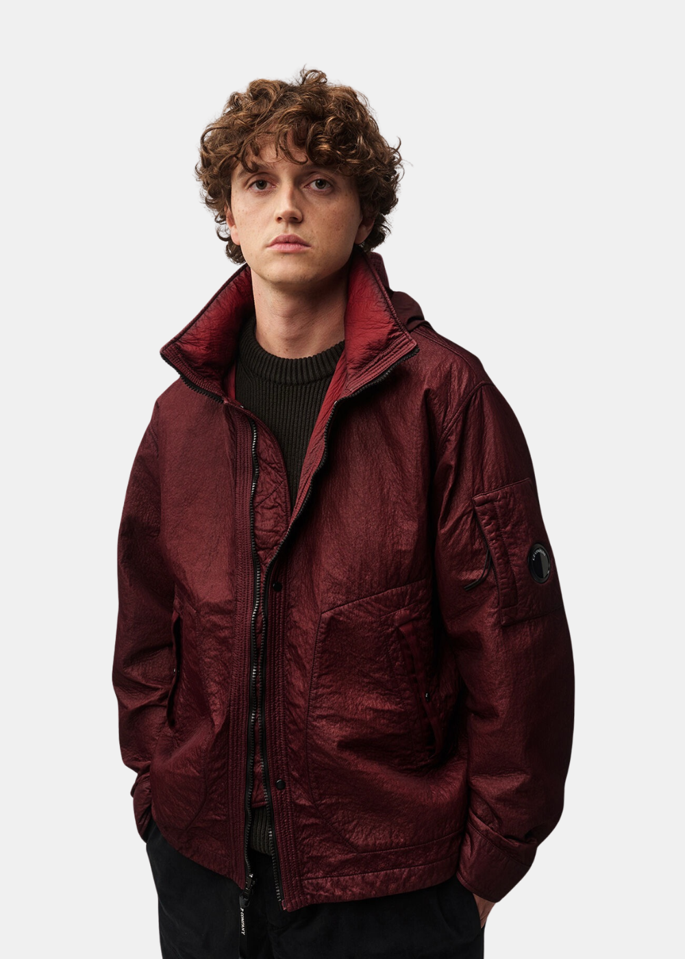 Mannequin homme de face portant la veste réversible bordeaux C.P. Company col ouvert sur un pull kaki