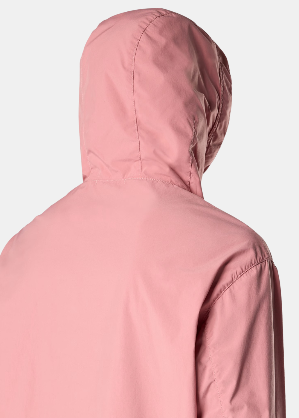 Zoom sur la capuche ajustée d'une veste technique rose Stone Island vue de dos.