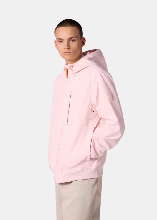 Plan de face veste technique Ronaldo rose, mettant en avant la texture du tissu et le patch logo sur la manche.