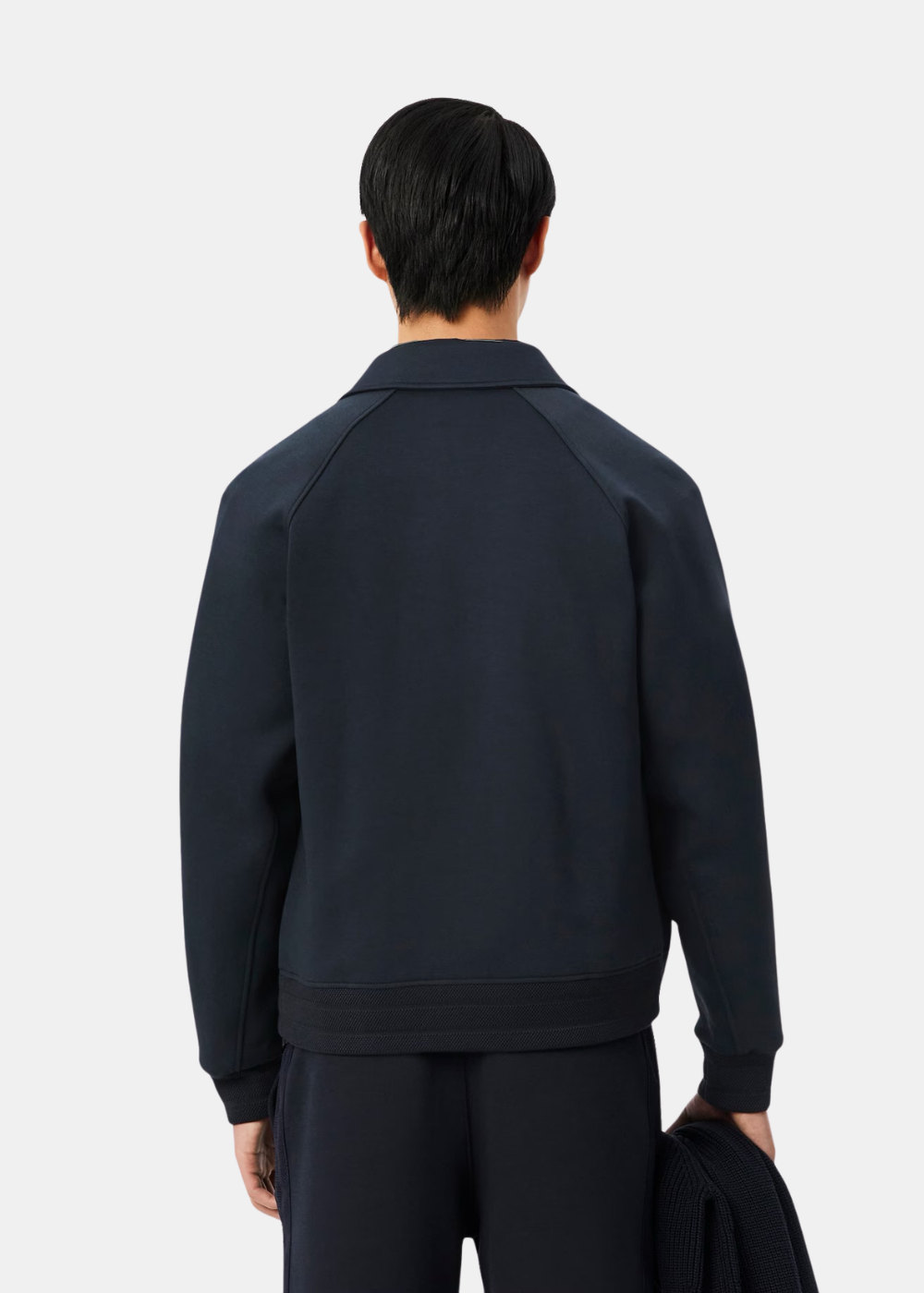Vue de dos de la veste teddy Lacoste marine portée, montrant la coupe bomber et les manches raglan.