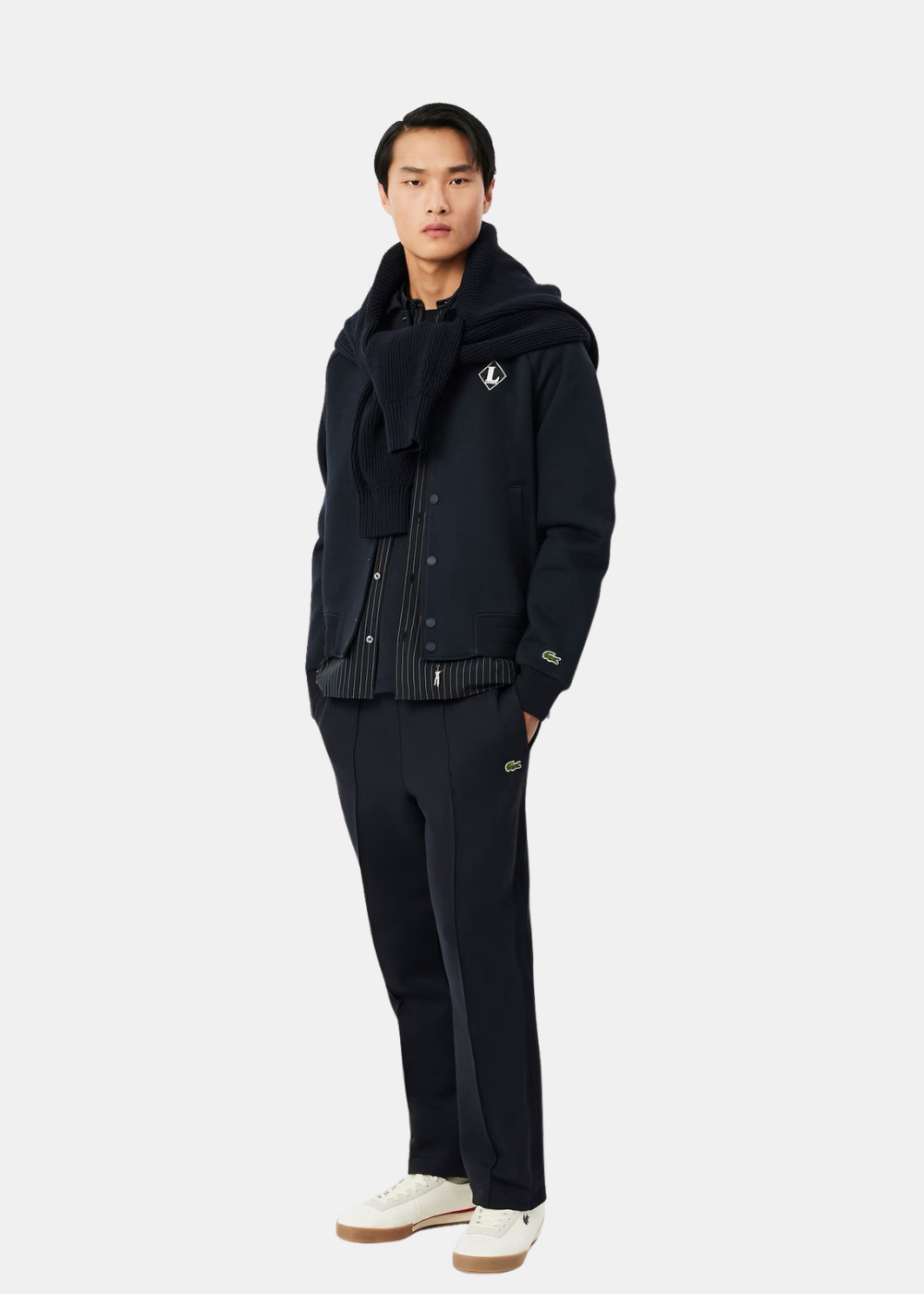 ne_look_complet	Tenue complète avec veste teddy marine, pantalon marine, casquette et baskets blanches.