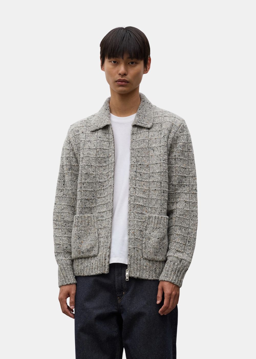 Veste zippée en laine gris chiné Norse Projects portée ouverte de face sur t-shirt blanc