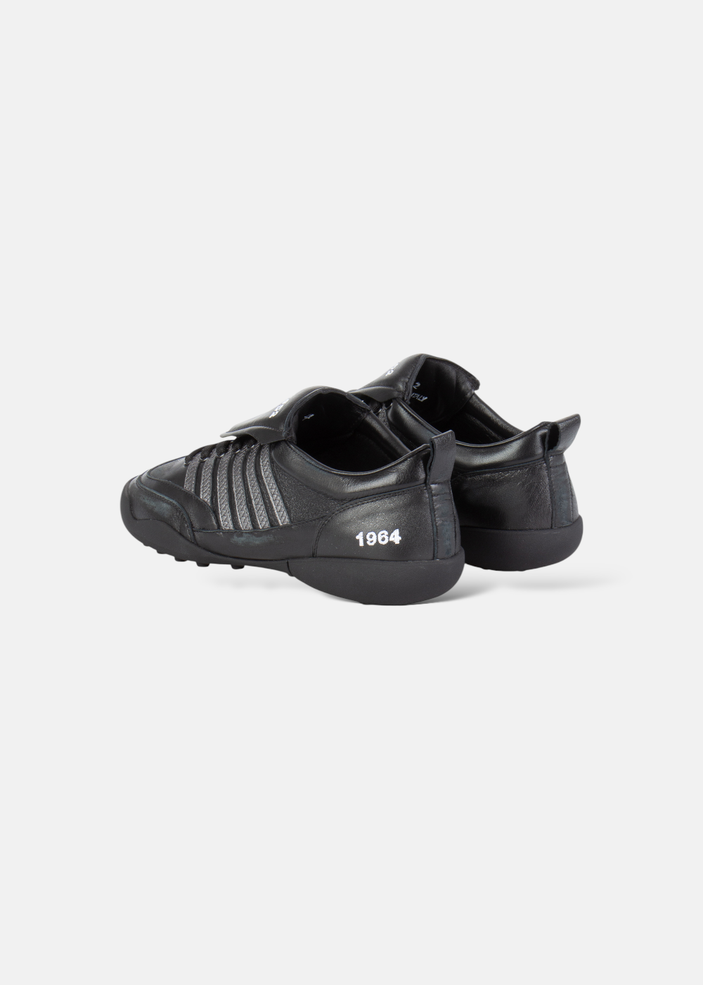 vue arriere en detail de la paire de  baskets basses Dsquared2 soccer en cuir noir