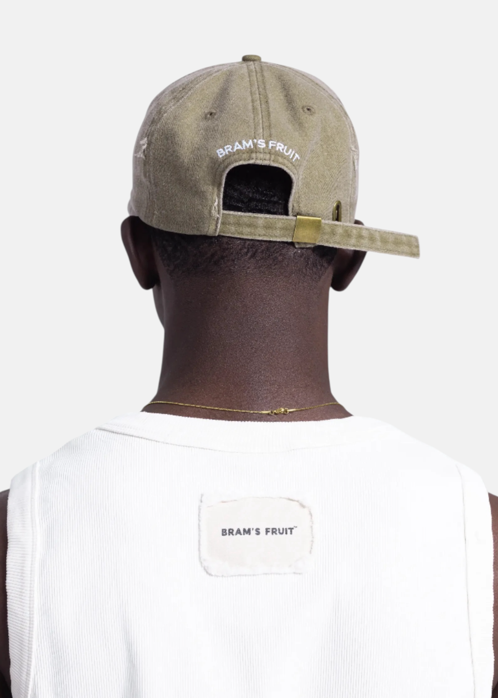 photo de l'arriere et mise en avant de la boucle en bronze de la Casquette brams fruit fuck off i'm gardening vert olive