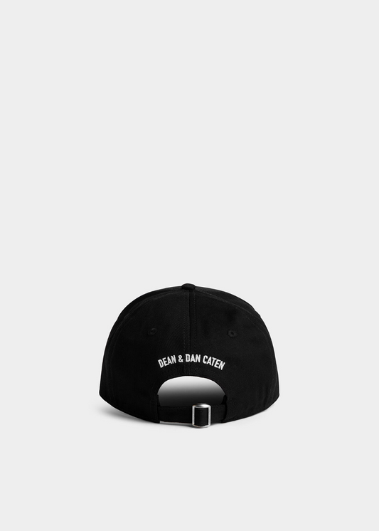 vue arrière de la casquette dsquared2 noire avec son logo script brodé en blanc