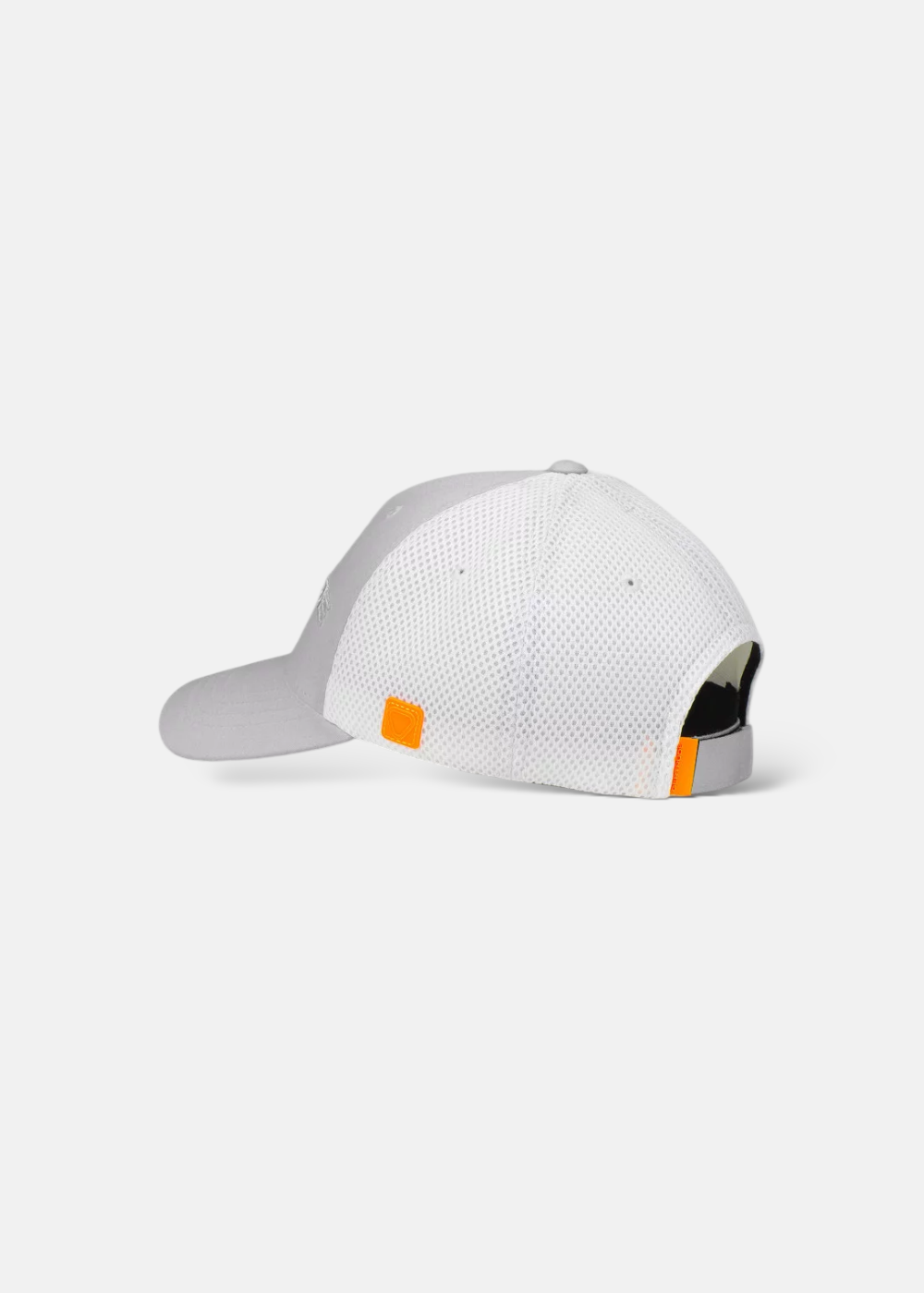 photo de l'arriere de la casquette gertrude grise. Mis en avant du logo siliconne orange.