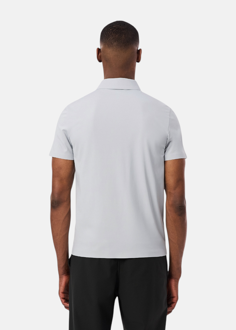 vue arriere du mannequin portant le Polo Homme Lacoste Commuter Technique Gris Clair | Purple Store