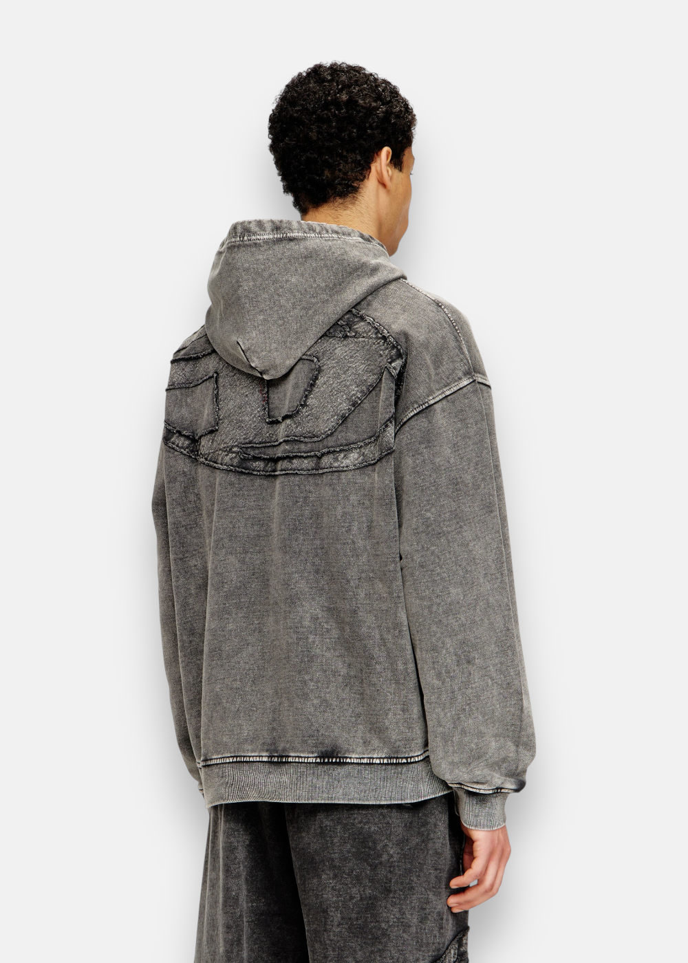 Cette photo montre le logo dans le dos du sweatshirt diesel s-boxt den hood sur un mannequin de dos