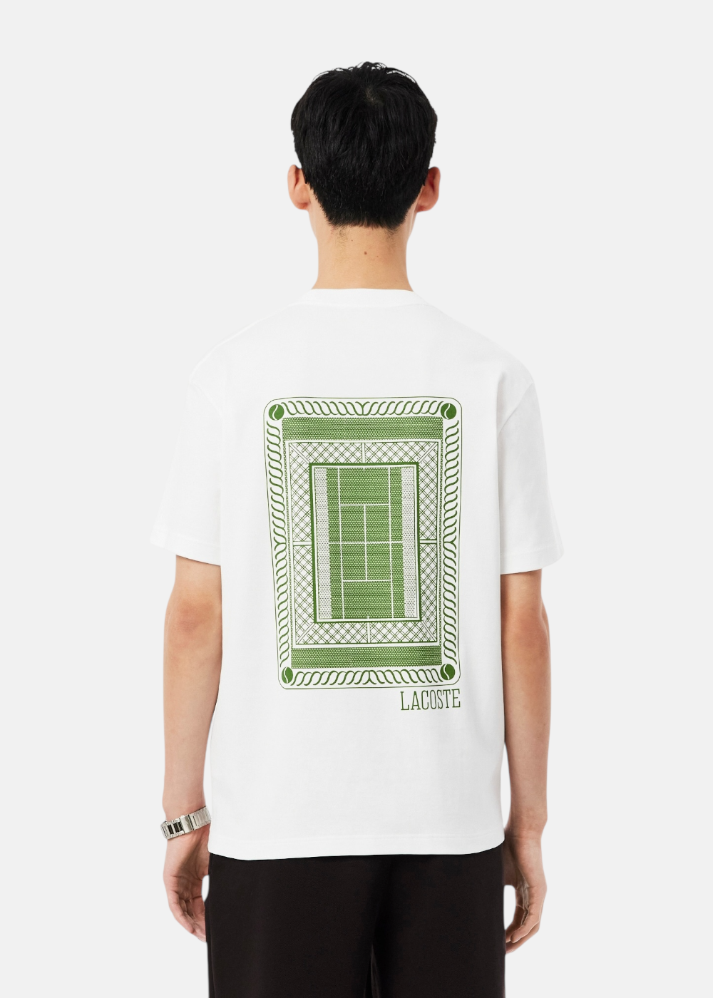 photo du mannequin de dos portant le T-shirt Homme Lacoste Blanc avec Logo Imprimé au Dos | Purple Store

