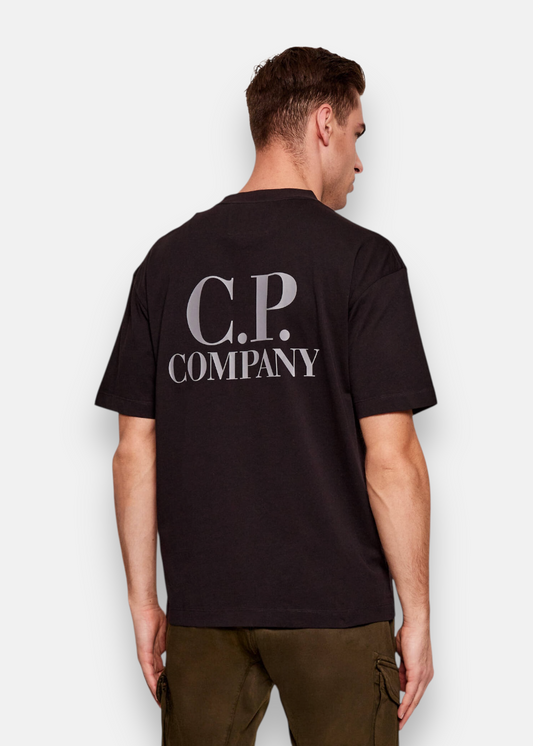 photo et details du logo dans le dos du T-shirt cp company double logo - noir