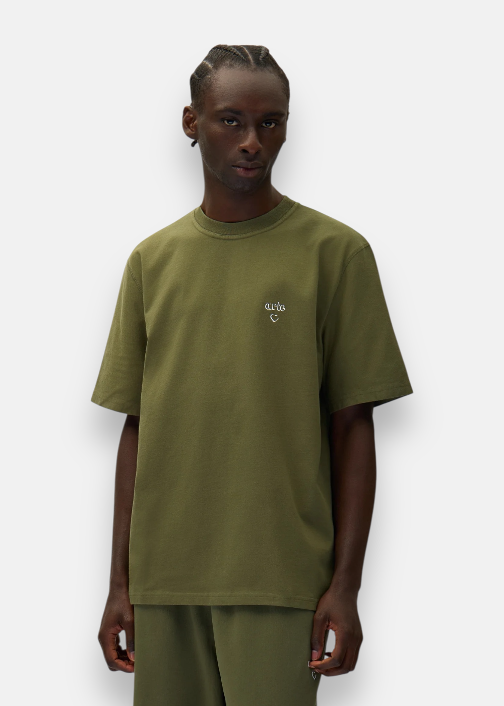 vue de face du buste sur un mannequin du tshirt arte vert logo coeur  avec un detail sur le logo coeur