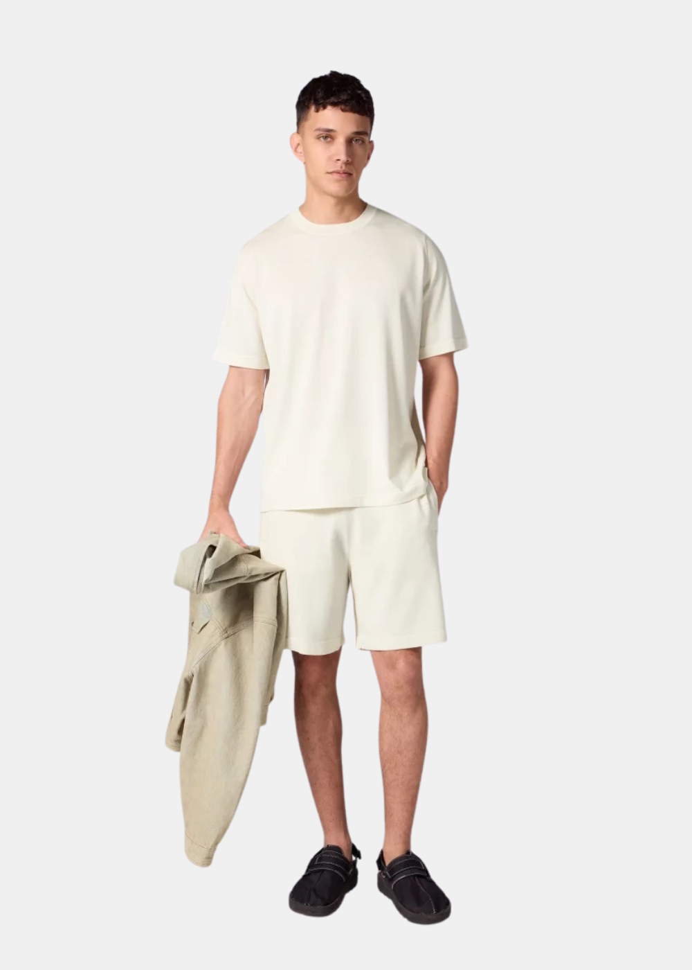 vue de face sur un mannequin du short gertrude isidore (beige)