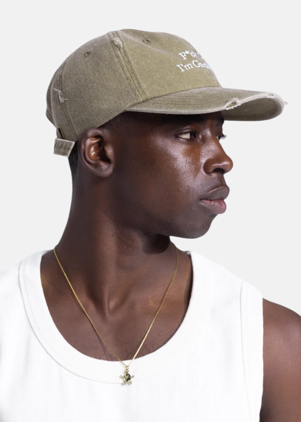 photo d'une vue de profil de la Casquette brams fruit fuck off i'm gardening vert olive porté par un mannequin. Mis en avant des détails de couture.