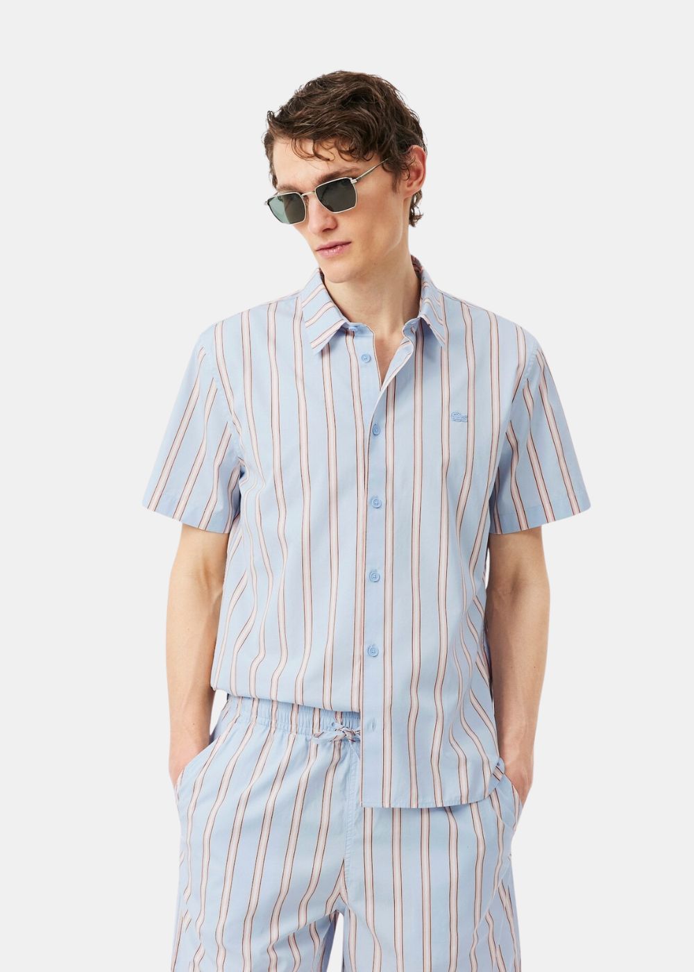 vue du buste  de face sur un mannequin de la Chemise Lacoste a rayure bleu