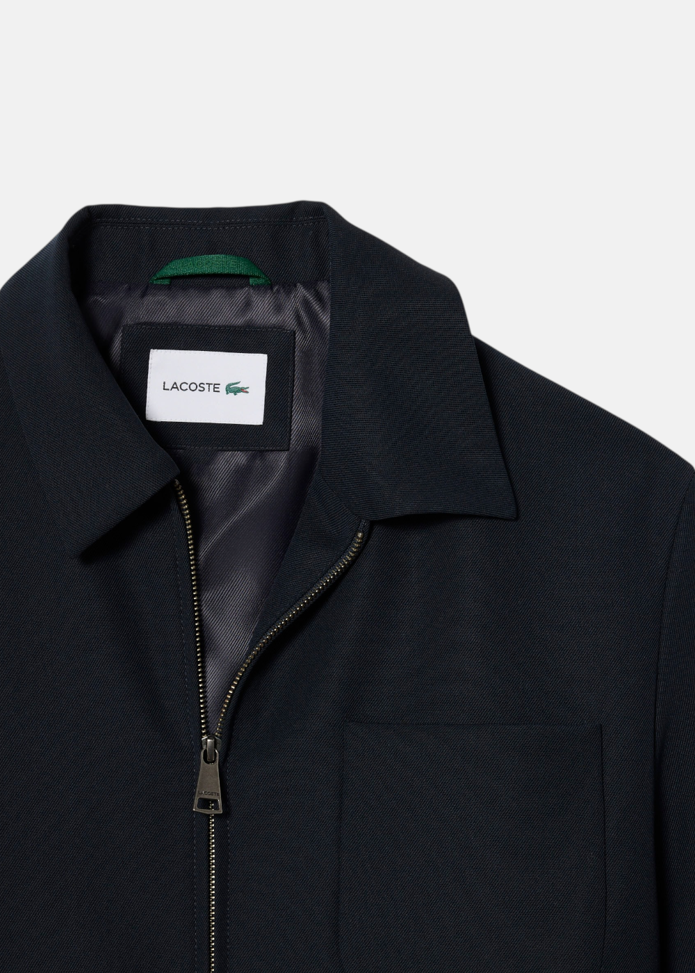 cette photo fait un zoom sur le col de la Veste homme en twill lacoste bleu marine
